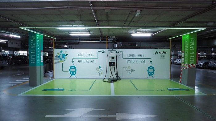 ADIF Y ADIF ALTA VELOCIDAD PONEN EN MARCHA EL PROCESO PARA LA INSTALACIÓN DE PUNTOS DE RECARGA DE VEHÍCULOS ELÉCTRICOS EN ESTACIONES
